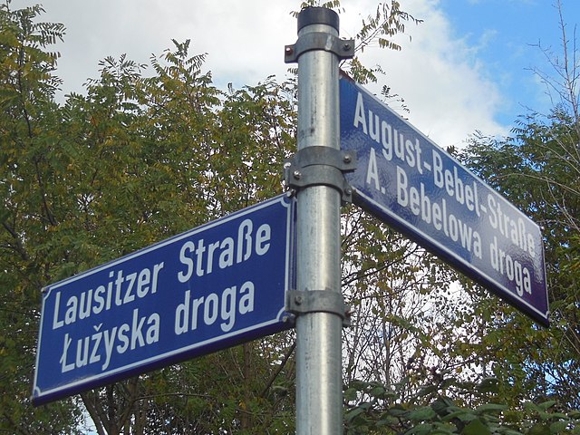 640px-Bilinguale_Straßenbeschilderung_Cottbus