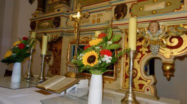4 Kruxifix und Silberleuchter vor Altar Kreuzkirche Spremberg
