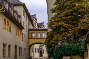 Pixabay – von JoakimMosebach „Building, Architecture, Historic center“; frei nutzbar unter Pixabay Content License (2022).