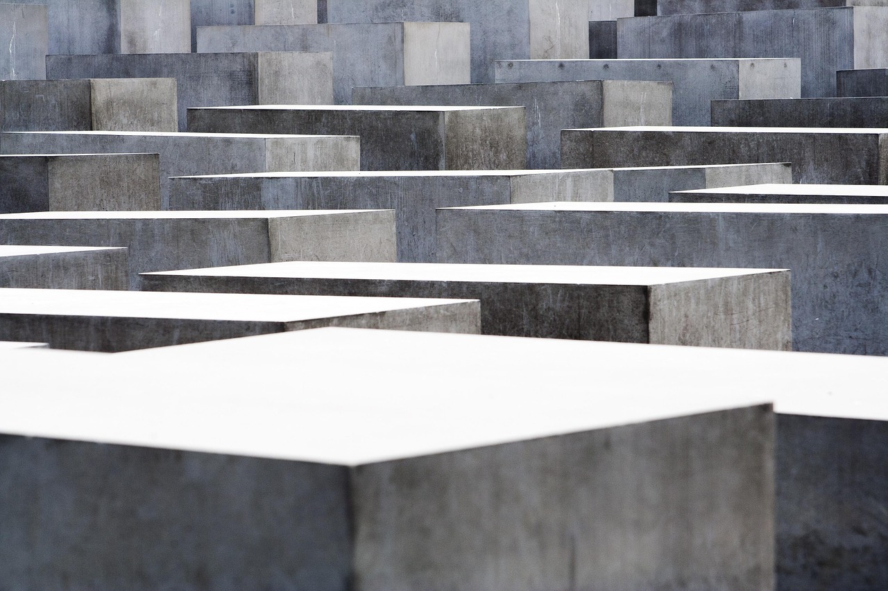 Pixabay – von nedu503 „Monument, Berlin, Concrete“; frei nutzbar unter Pixabay Content License (2013).