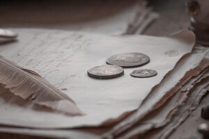 Pixabay – von Black_Sea „Book, Coin, Money image“; frei nutzbar unter der Pixabay Content License (2022).