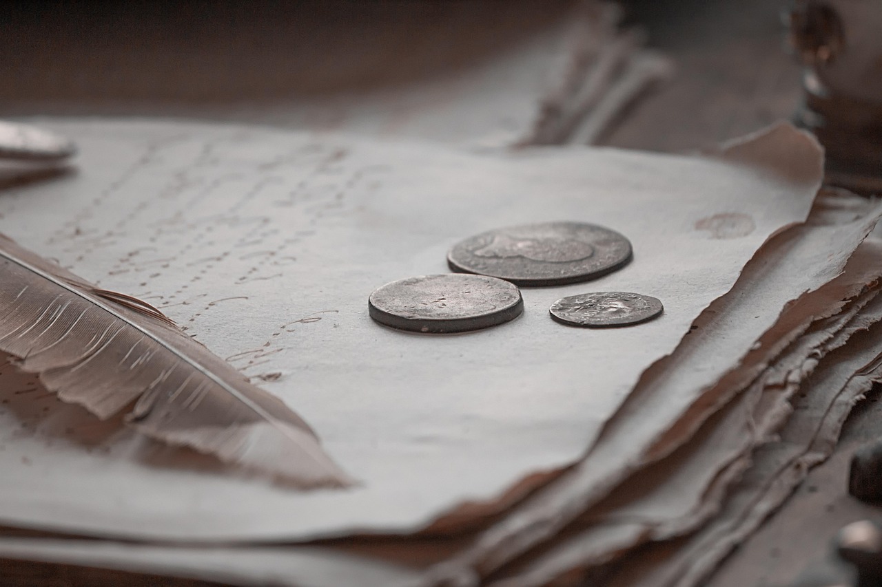 Pixabay – von Black_Sea „Book, Coin, Money image“; frei nutzbar unter der Pixabay Content License (2022).
