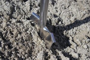 Pixabay – von patricksommer „Spade, Groundbreaking, Pokes fun at“; frei nutzbar unter Pixabay Content License (2017).