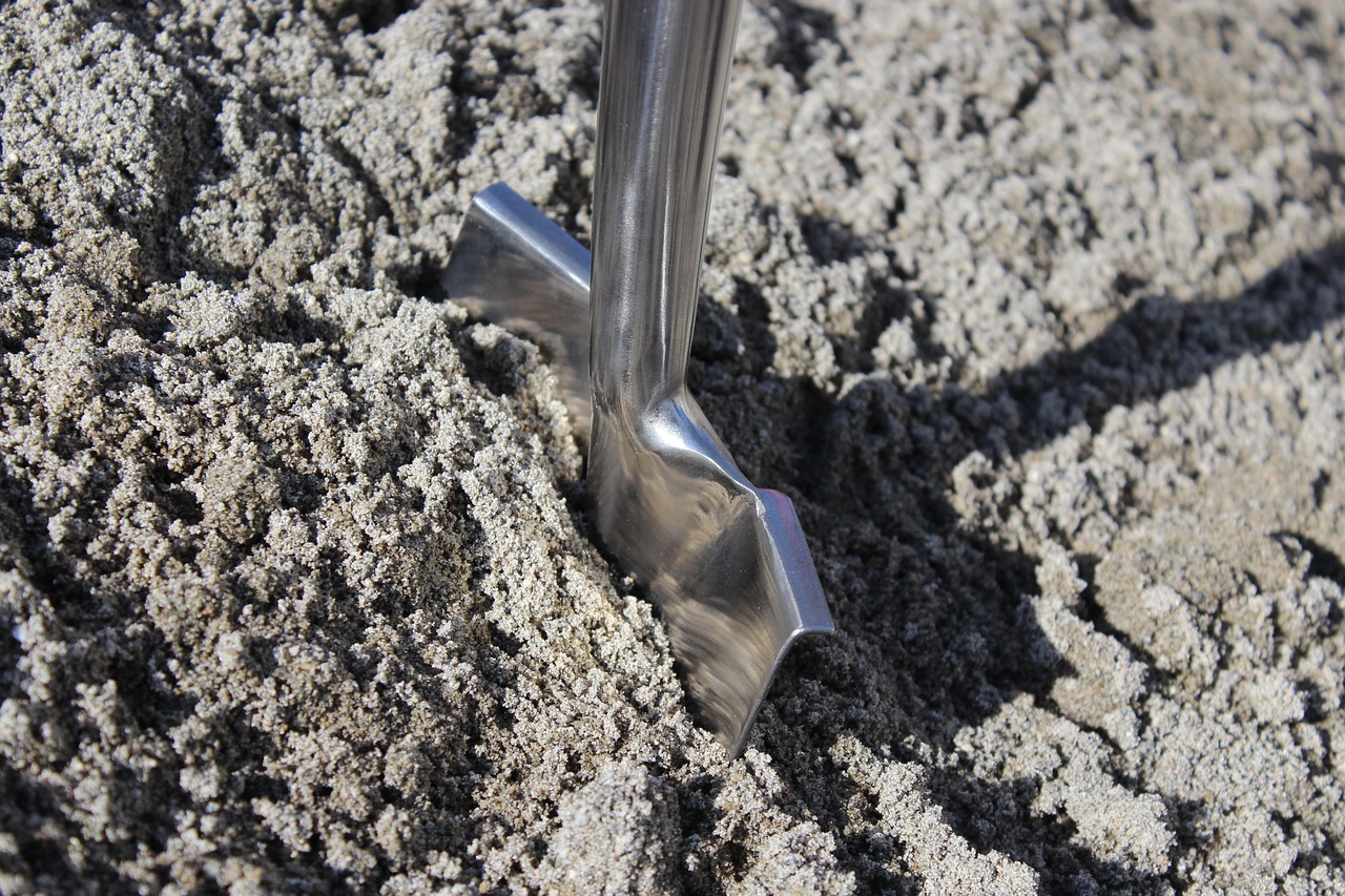 Pixabay – von patricksommer „Spade, Groundbreaking, Pokes fun at“; frei nutzbar unter Pixabay Content License (2017).
