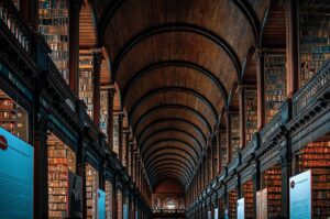 Bibliothek, Bücher, Bücherregale.